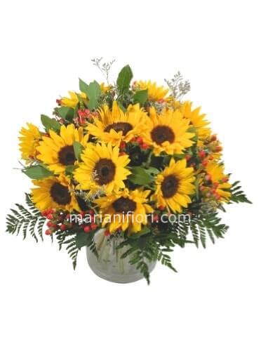 Composizione di girasoli e verdi decoratvi su cesto