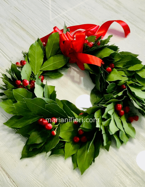 Coroncina all'oro e bacche rosse