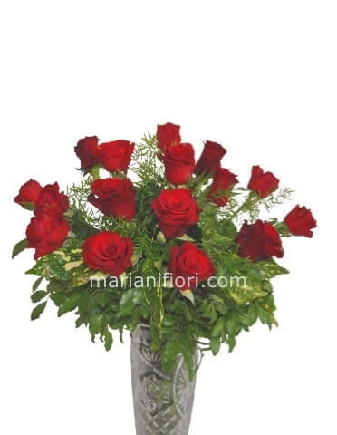 Bouquet di rose rosse confezionato e verdi decorativi