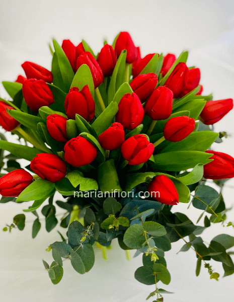 Bouquet di tulipani e verdi decorativi