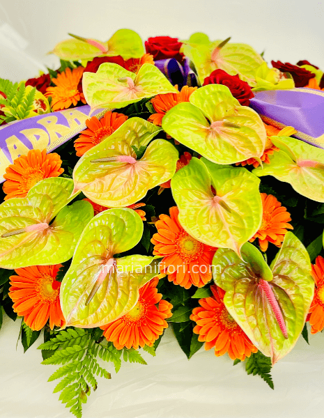 Cuscino funebre di anturium e fiori misti.