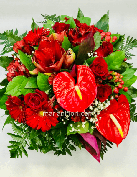 Bouquet di fiori misti tonalità del rosso e verdi decorativi