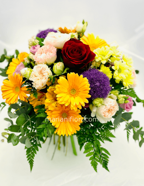 Bouquet creato dal fiorista con una rosa rossa , medio