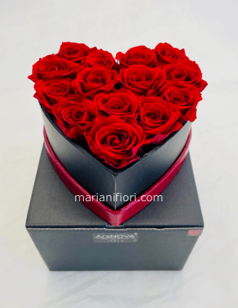 Box a forma di cuore con 12 rose rosse piccole stabilizzate