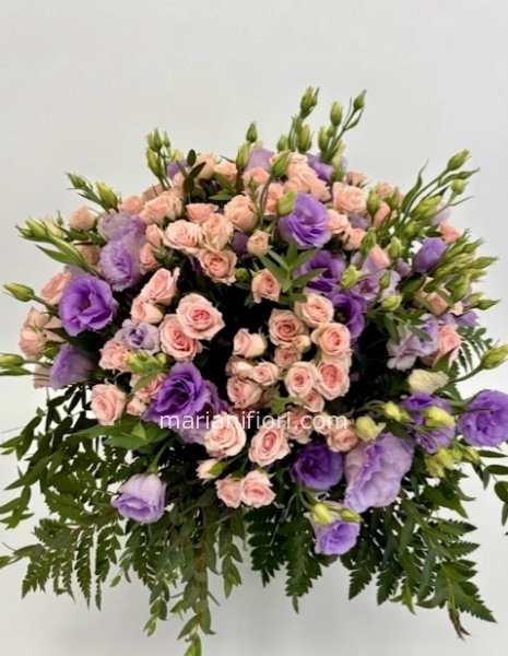 Delicato con rose e lisiantus